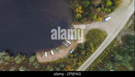 Barche in un lago autunno 02 Foto Stock