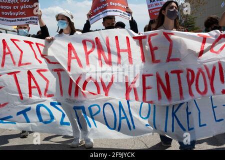 Atene, Grecia. 19 Apr 2021. Gli studenti tengono bandiere e cartelli e gridano slogan contro il ministro dell'istruzione Niki Kerameus. Una manifestazione è stata organizzata da studenti al di fuori del Ministero dell'Istruzione e degli Affari Religiosi per condannare le sue politiche e chiedere che si tengano in considerazione le difficoltà educative dovute alla pandemia di COVID19. Credit: Nikolas Georgiou/ZUMA Wire/Alamy Live News Foto Stock