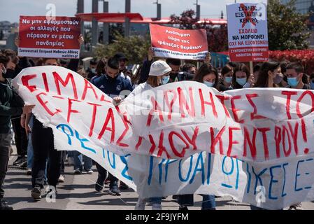 Atene, Grecia. 19 Apr 2021. Gli studenti tengono bandiere e cartelli e gridano slogan contro il ministro dell'istruzione Niki Kerameus. Una manifestazione è stata organizzata da studenti al di fuori del Ministero dell'Istruzione e degli Affari Religiosi per condannare le sue politiche e chiedere che si tengano in considerazione le difficoltà educative dovute alla pandemia di COVID19. Credit: Nikolas Georgiou/ZUMA Wire/Alamy Live News Foto Stock