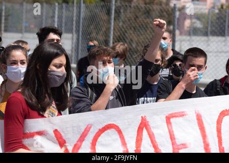 Atene, Grecia. 19 Apr 2021. Gli studenti tengono bandiere e cartelli e gridano slogan contro il ministro dell'istruzione Niki Kerameus. Una manifestazione è stata organizzata da studenti al di fuori del Ministero dell'Istruzione e degli Affari Religiosi per condannare le sue politiche e chiedere che si tengano in considerazione le difficoltà educative dovute alla pandemia di COVID19. Credit: Nikolas Georgiou/ZUMA Wire/Alamy Live News Foto Stock