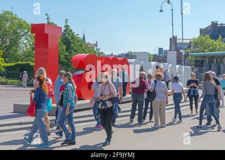 Amsterdam, Paesi Bassi - 15 maggio 2018: Gruppo di turisti di fronte al Big Sign in Rijksmuseum Museum Square ad Amsterdam, Olanda. Foto Stock