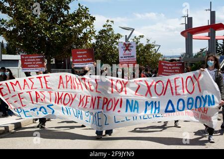 Atene, Grecia. 19 Apr 2021. Gli studenti tengono bandiere e cartelli e gridano slogan contro il ministro dell'istruzione Niki Kerameus. Una manifestazione è stata organizzata da studenti al di fuori del Ministero dell'Istruzione e degli Affari Religiosi per condannare le sue politiche e chiedere che si tengano in considerazione le difficoltà educative dovute alla pandemia di COVID19. Credit: Nikolas Georgiou/ZUMA Wire/Alamy Live News Foto Stock