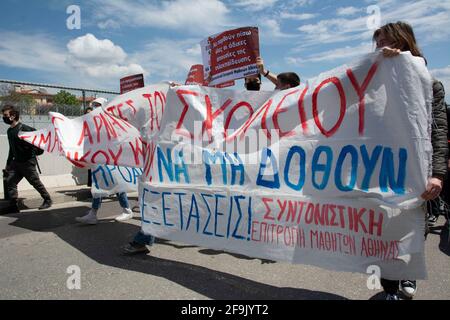 Atene, Grecia. 19 Apr 2021. Gli studenti tengono bandiere e cartelli e gridano slogan contro il ministro dell'istruzione Niki Kerameus. Una manifestazione è stata organizzata da studenti al di fuori del Ministero dell'Istruzione e degli Affari Religiosi per condannare le sue politiche e chiedere che si tengano in considerazione le difficoltà educative dovute alla pandemia di COVID19. Credit: Nikolas Georgiou/ZUMA Wire/Alamy Live News Foto Stock