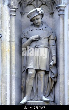Canterbury, Kent, Regno Unito. Cattedrale di Canterbury: Statua sulla facciata occidentale di 'Edwardvs VI Rex' - Re Edoardo VI (1537 - 1553) Figlio di Enrico VIII e Jan Foto Stock