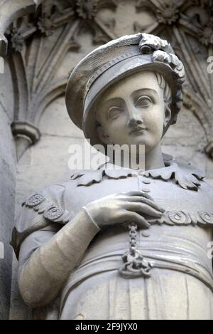 Canterbury, Kent, Regno Unito. Cattedrale di Canterbury: Statua sulla facciata occidentale di 'Edwardvs VI Rex' - Re Edoardo VI (1537 - 1553) Figlio di Enrico VIII e Jan Foto Stock