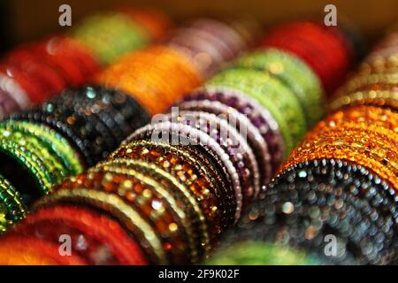 Bangle fatte di perle colorate su stalla in Bazar di Spice, Misir Çarsisi, o Bazaar Egiziano a Istanbul, Turchia. Foto Stock