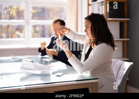 Test automatico del virus dell'antigene del coronavirus con tampone nasale Foto Stock