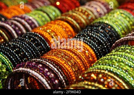 Bangle fatte di perle colorate su stalla in Bazar di Spice, Misir Çarsisi, o Bazaar Egiziano a Istanbul, Turchia. Foto Stock