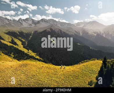 Vista aerea del piccolo turista nella bella valle di montagna in giornata di sole. Foto scattata con il drone Foto Stock