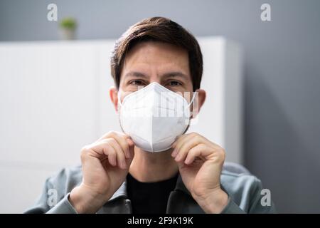 Indossare il respiratore con maschera facciale FFP2 o KN95 Foto Stock