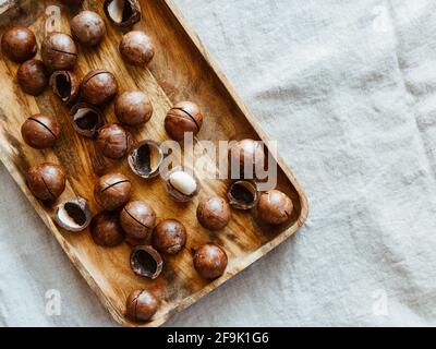 Vista dall'alto di noci di macadamia su una ciotola di legno Foto Stock