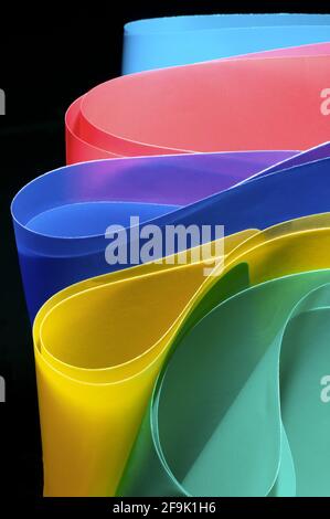 gocce di carta colorata in sfondo nero vista verticale Foto Stock