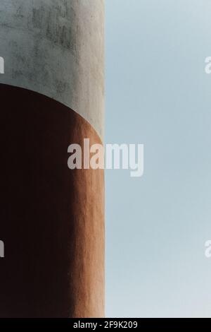 Immagine verticale di grande montante in cemento bianco e rosso Lituania Foto Stock