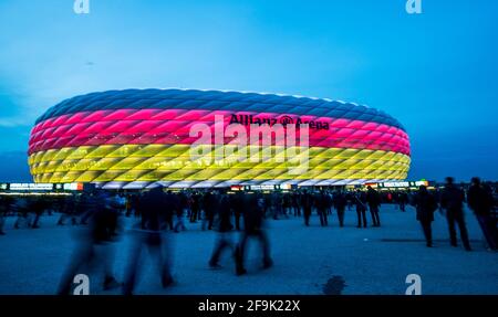 Monaco, Germania. 29 marzo 2016. Calcio: Partite internazionali, Germania - Italia all'Allianz Arena. L'Allianz Arena risplende nei colori nazionali tedeschi nero, rosso e oro. L'Unione europea del calcio ha rinviato la decisione su Monaco come sede del Campionato europeo. La capitale bavarese, che ospiterà tutti e tre i giochi di gruppo della nazionale tedesca e un quarto di finale quest'estate, ha ricevuto un altro termine fino a venerdì per decidere se ammettere gli spettatori. Credit: Picture Alliance/dpa/Alamy Live News Foto Stock