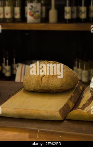 pane da forno integrale cotto su tavola di legno, pane da esposizione Foto Stock