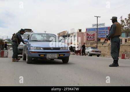 Ghazni, Afghanistan. 19 Apr 2021. I membri della polizia nazionale afghana si trovano in guardia presso un punto di controllo di sicurezza a Ghazni City, Afghanistan orientale, il 19 aprile 2021. Domenica il presidente afgano Mohammad Ashraf Ghani ha dichiarato che l'Afghanistan è da tempo pronto per il ritiro delle forze di coalizione guidate dagli Stati Uniti e dalla NATO, come ha affermato l'ufficio del presidente in una dichiarazione. Credit: Sr/Xinhua/Alamy Live News Foto Stock