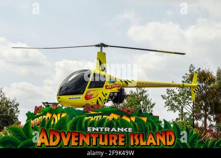 Robinson R22 in elicottero sopra l'ingresso al parco divertimenti Adventure Island a Southend on Sea, Essex, Regno Unito, in un luminoso giorno di primavera. Foto Stock