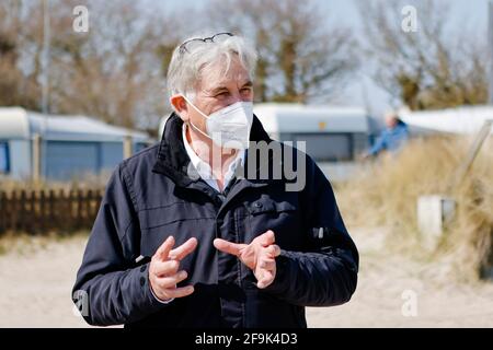 01 gennaio 1970, Schleswig-Holstein, Dörphof: Peter Steinort, amministratore delegato del campeggio umido Ostseecamping, si trova sulla spiaggia durante un'intervista. Come partecipante al progetto modello turistico 'Ostsee-Fjord-Schlei', il resort sarà nuovamente autorizzato ad accogliere i visitatori nelle case vacanze a partire dal 19 aprile 2021. Foto: Frank Molter/dpa Foto Stock