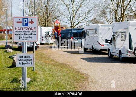 01 gennaio 1970, Schleswig-Holstein, Dörphof: Camper attendere di fronte al banco di registrazione del umido campeggio Ostseecamping. Come partecipante al progetto modello turistico 'Ostsee-Fjord-Schlei', il resort sarà nuovamente autorizzato ad accogliere i visitatori nelle case vacanze a partire dal 19 aprile 2021. Foto: Frank Molter/dpa Foto Stock