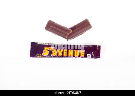 5th Avenue Candy Bar dalla Hershey Company con Peanut Crunch burro e cioccolato al latte fuori del Wrapper isolato su Bianco Foto Stock