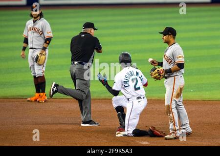 Miami, Stati Uniti. 18 Apr 2021. Miami Marlins infeelder Jazz Chisholm Jr. (Photo by 2) reagisce ad essere richiamato alla seconda base dall'umpire durante il quinto assalto contro i San Francisco Giants al parco loanDepot nel quartiere Little Havana di Miami, Florida, domenica 18 aprile 2021. (Foto di Daniel A. Varela/Miami Herald/TNS/Sipa USA) Credit: Sipa USA/Alamy Live News Foto Stock