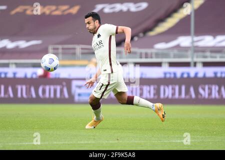 Torino, Italia. 18 Apr 2021. (4/18/2021) Pedro di AS Roma durante la Serie UNA partita di calcio tra Torino FC e AS Roma. Gli stadi sportivi di tutta Italia restano soggetti a rigorose restrizioni a causa del Coronavirus Pandemic, in quanto le leggi governative in materia di distanziamento sociale vietano i tifosi all'interno dei locali, con conseguente gioco a porte chiuse. Torino FC ha vinto il 3-1 COME Roma (Foto di Alberto Gandolfo/Pacific Press/Sipa USA) Credit: Sipa USA/Alamy Live News Foto Stock