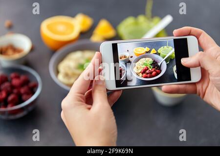scattare foto della colazione con lo smartphone Foto Stock