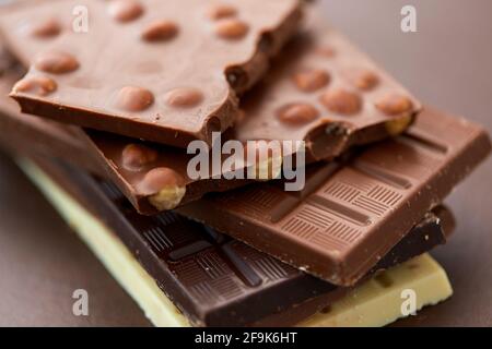 primo piano di diversi tipi di barrette di cioccolato Foto Stock