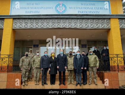 REGIONE DI LVIV, UCRAINA - 16 APRILE 2021 - Capo dell'Amministrazione Regionale dello Stato di Lviv Maksym Kozytskyi, US Charge d'Affaires a.i. in Ucraina Kristina Foto Stock