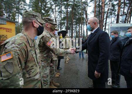 REGIONE DI LVIV, UCRAINA - 16 APRILE 2021 - il primo ministro dell'Ucraina Denys Shmyhal (R) scuote le mani con i militari statunitensi durante il processo ufficiale di rotazione Foto Stock