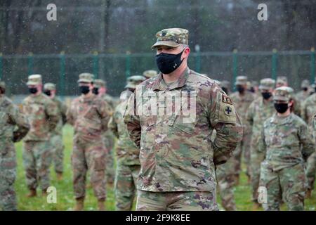 REGIONE DI LVIV, UCRAINA - 16 APRILE 2021 - gli ufficiali dell'esercito degli Stati Uniti sono all'attenzione durante la cerimonia ufficiale di rotazione del Joint Multinational Training Foto Stock