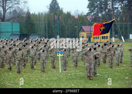 REGIONE DI LVIV, UCRAINA - 16 APRILE 2021 - gli ufficiali dell'esercito degli Stati Uniti sono all'attenzione durante la cerimonia ufficiale di rotazione del Joint Multinational Training Foto Stock