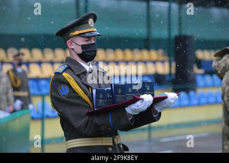 REGIONE DI LVIV, UCRAINA - 16 APRILE 2021 - una guardia d'onore tiene le distinzioni del Ministero della Difesa ucraino da assegnare agli ufficiali statunitensi durante il mese Foto Stock