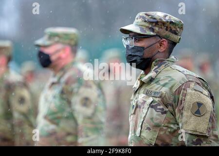 REGIONE DI LVIV, UCRAINA - 16 APRILE 2021 - UN ufficiale dell'esercito degli Stati Uniti è all'attenzione durante la cerimonia ufficiale di rotazione della multinazionale mista Trainin Foto Stock