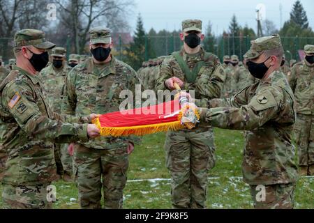 REGIONE DI LVIV, UCRAINA - 16 APRILE 2021 - gli ufficiali dell'esercito degli Stati Uniti sono raffigurati durante la cerimonia ufficiale di rotazione del gruppo di addestramento multinazionale congiunto- Foto Stock