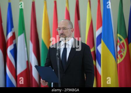 REGIONE DI LVIV, UCRAINA - 16 APRILE 2021 - il primo ministro dell'Ucraina Denys Shmyhal partecipa a un briefing durante la cerimonia ufficiale di rotazione del Joint Foto Stock