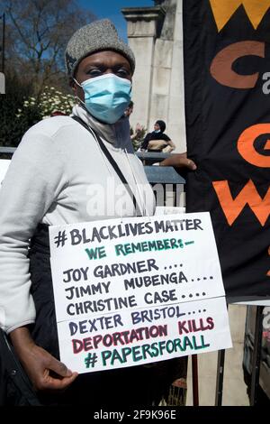 17.04.2021. Uccidete la protesta di Bill. Wellington Arch. Un dimostratore ha un segno che dice Black Lives Matter', e un elenco di persone uccise in custodia Foto Stock