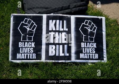 17.04.2021. Uccidete la protesta di Bill. Wellington Arch. Un segno che dice 'Kill the Bill' e 'Black Lives Matter'. Foto Stock