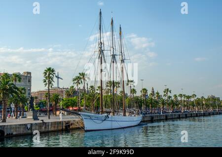 Barca a vela d'epoca Santa Eulalia, una nave a tre alberi - ormeggiata nel porto turistico di Port Vell a Barcellona, Spagna. Foto Stock