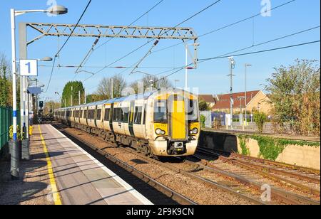 L'EMU di classe 387 legata a Cambridge si avvicina alla stazione di Royston, Hertfordshire, Inghilterra, Regno Unito Foto Stock