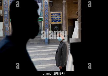 Teheran, Iran. 18 aprile 2021. Un uomo si trova vicino al santuario di Shah Abdol-Azim in mezzo all'epidemia di COVID-19. (Foto di Sobhan Farajvan/Pacific Press/Sipa USA) Credit: Sipa USA/Alamy Live News Foto Stock