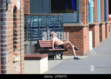 Stroud, Regno Unito, 19 aprile 2021. Regno Unito Meteo. Bel pomeriggio caldo e soleggiato per prendere il sole a Gloucester Quays, Gloucester. Gloucestershire. Credit: Gary Learmonth / Alamy Live News Foto Stock