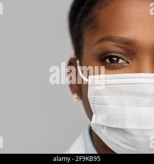 donna afroamericana dottore in maschera facciale Foto Stock