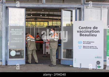 Losanna, Svizzera. 19 Apr 2021. L'ingresso al nuovo centro di vaccinazione situato nel centro congressi della città di Losanna, Svizzera, il 19 aprile 2021. (Foto di Eric Dubost/Pacific Press/Sipa USA) Credit: Sipa USA/Alamy Live News Foto Stock