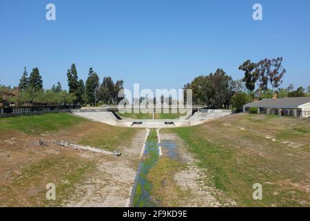 IRVINE, CALIFORNIA - 16 Apr 2021: San Diego Creek nel villaggio di Woodbridge, Irvine. Foto Stock