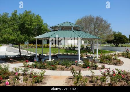 IRVINE, CALIFORNIA - 16 Apr 2021: Gazebo e Rose Garden al Lakeview Senior Center al Mike Ward Community Park. Foto Stock