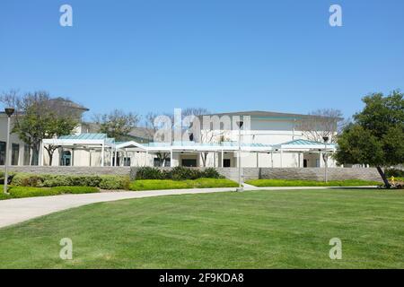 IRVINE, CALIFORNIA - 16 Apr 2021: Il Lakeview Senior Center al Mike Ward Community Park. Foto Stock