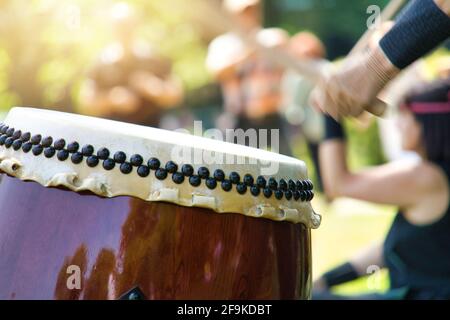 Close-up di un grande tamburo taiko tradizionale per i percussionisti giapponesi Foto Stock