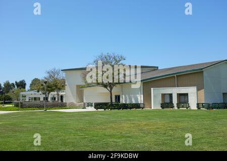 IRVINE, CALIFORNIA - 16 Apr 2021: Il Lakeview Senior Center al Mike Ward Community Park. Foto Stock