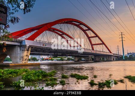 Bellissimo tramonto sul ponte di Binh Loi nuovo e vecchio di notte nell'ora di punta, ho Chi Minh City, Vietnam. Concetto di viaggio e paesaggio. Foto Stock